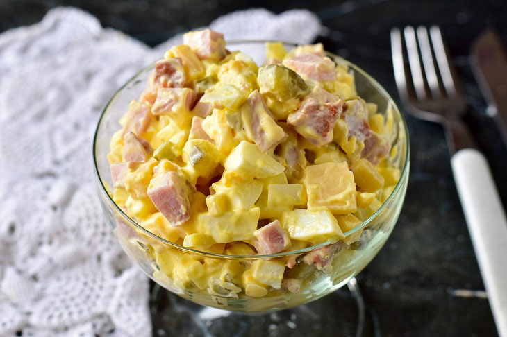 Snack salad with ham and cheese - a delicious and satisfying recipe