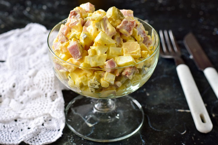 Snack salad with ham and cheese - a delicious and satisfying recipe