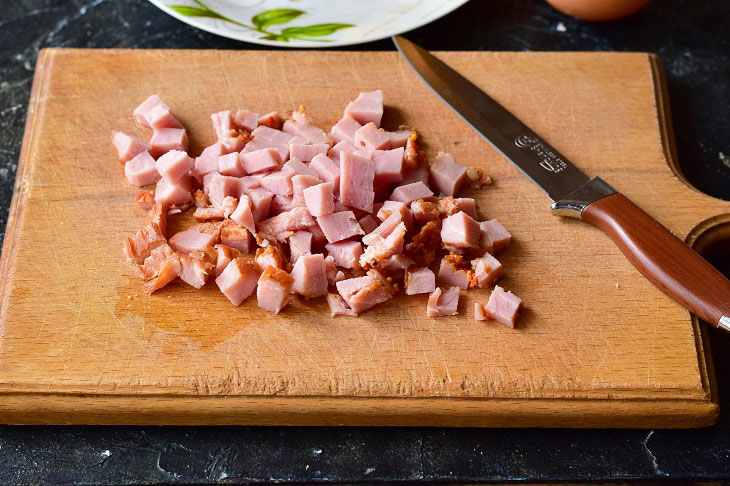 Snack salad with ham and cheese - a delicious and satisfying recipe