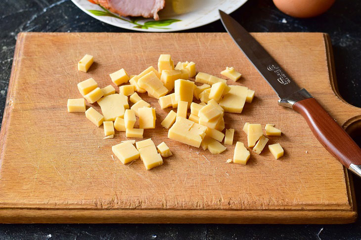 Snack salad with ham and cheese - a delicious and satisfying recipe