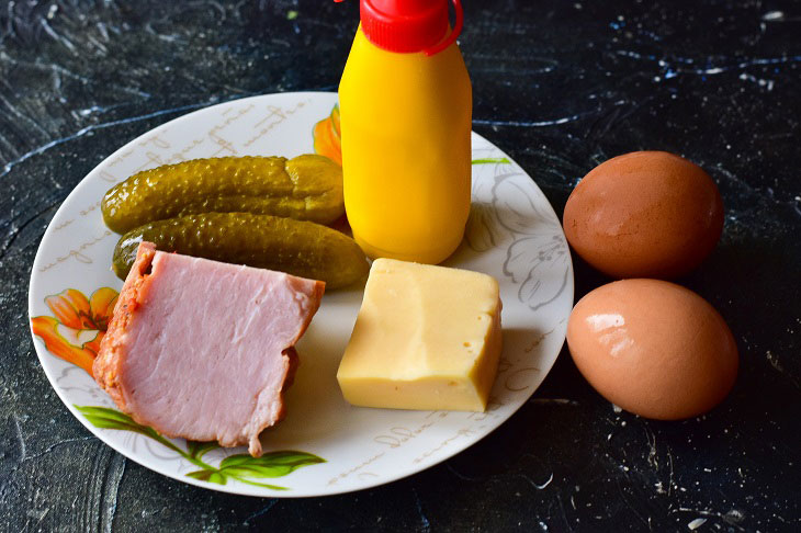 Snack salad with ham and cheese - a delicious and satisfying recipe