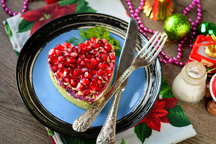 Salad "Pomegranate Heart" with chicken and mushrooms - it will certainly be remembered