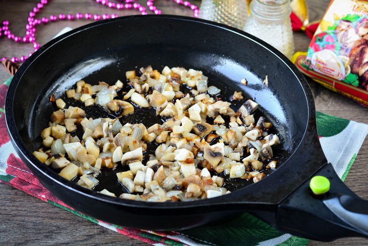 Salad "Pomegranate Heart" with chicken and mushrooms - it will certainly be remembered