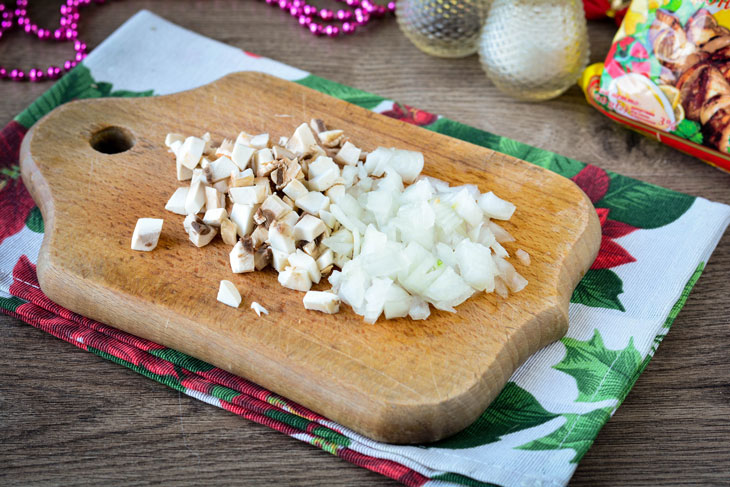 Salad "Pomegranate Heart" with chicken and mushrooms - it will certainly be remembered