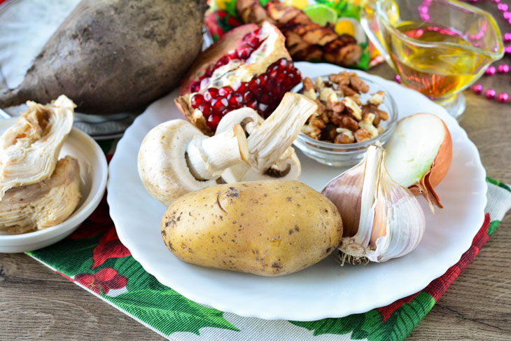 Salad "Pomegranate Heart" with chicken and mushrooms - it will certainly be remembered