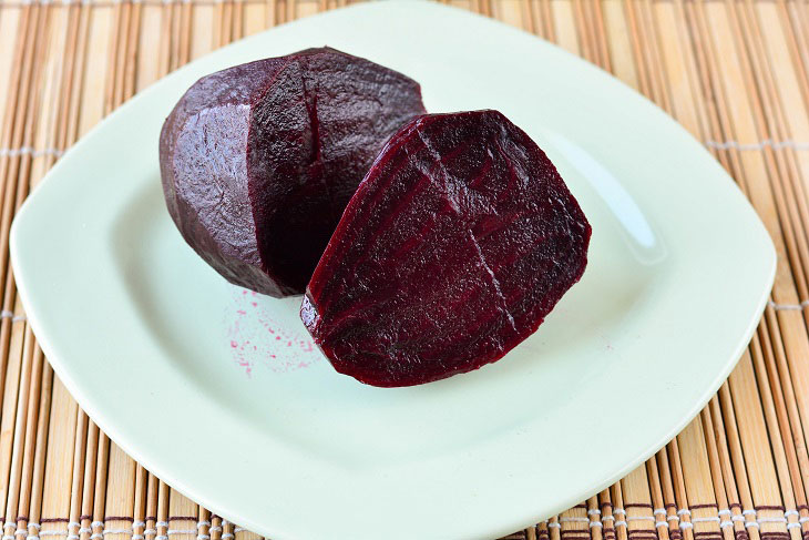 Delicious and spicy salad with beets - guests will definitely ask for more