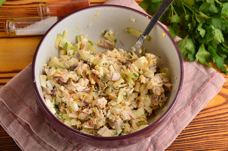 Capercaillie Nest salad with chicken - an original and very tasty recipe