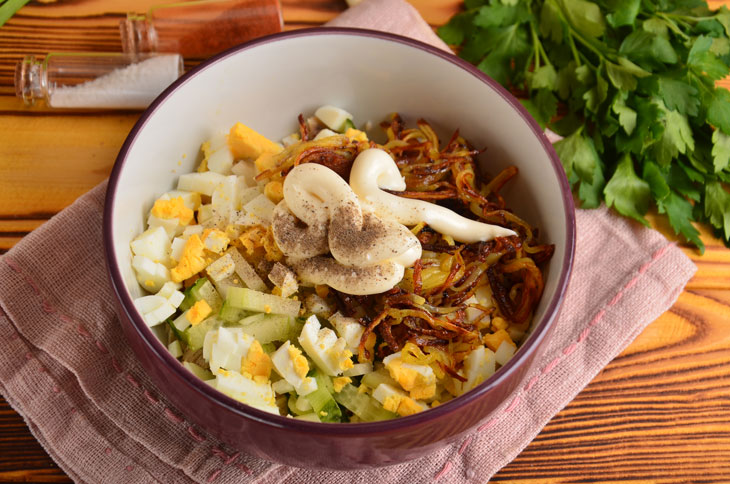 Capercaillie Nest salad with chicken - an original and very tasty recipe