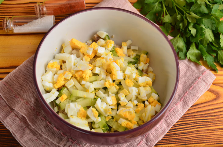 Capercaillie Nest salad with chicken - an original and very tasty recipe