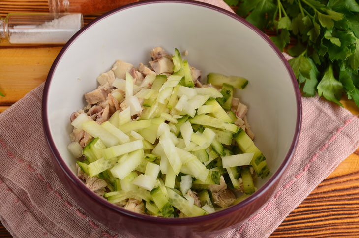 Capercaillie Nest salad with chicken - an original and very tasty recipe