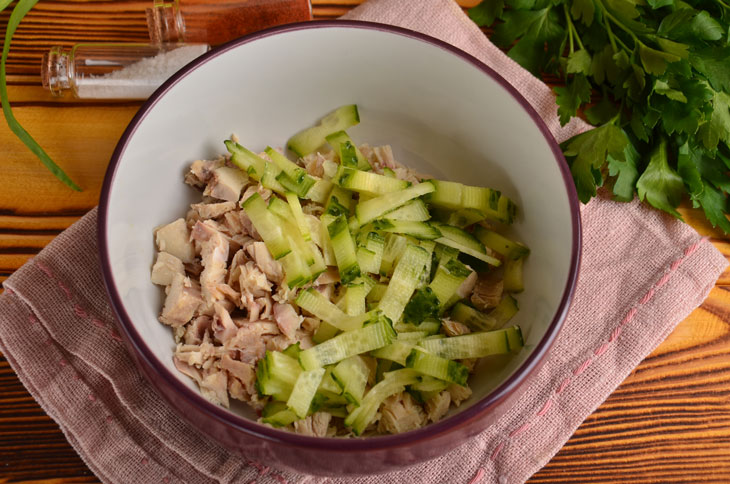 Capercaillie Nest salad with chicken - an original and very tasty recipe