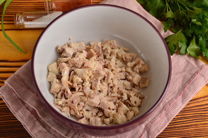 Capercaillie Nest salad with chicken - an original and very tasty recipe