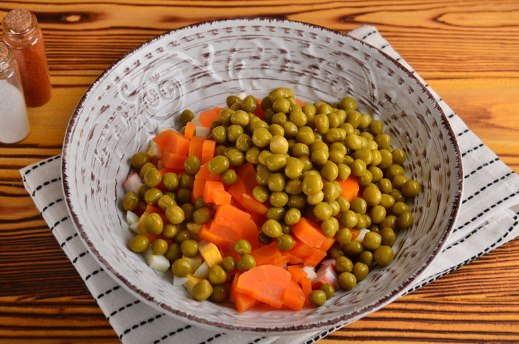 Salad "Gift" with crab sticks - it is ideal for a holiday