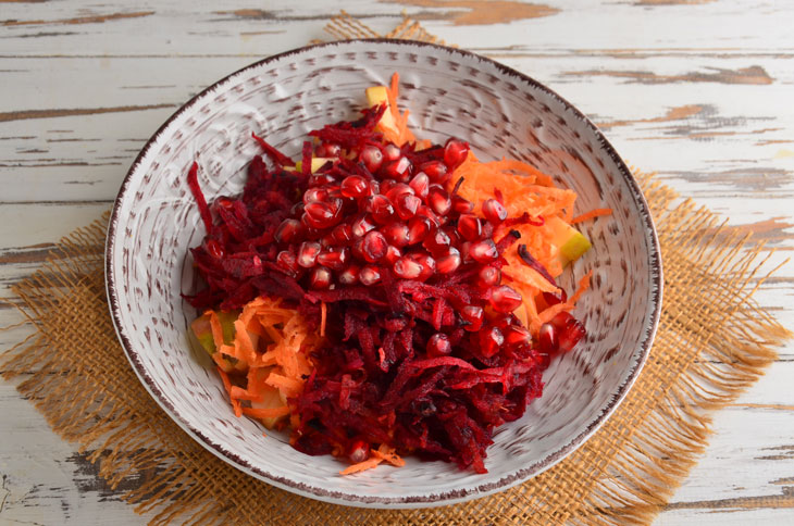 Salad "Brush" with pomegranate - very healthy and tasty
