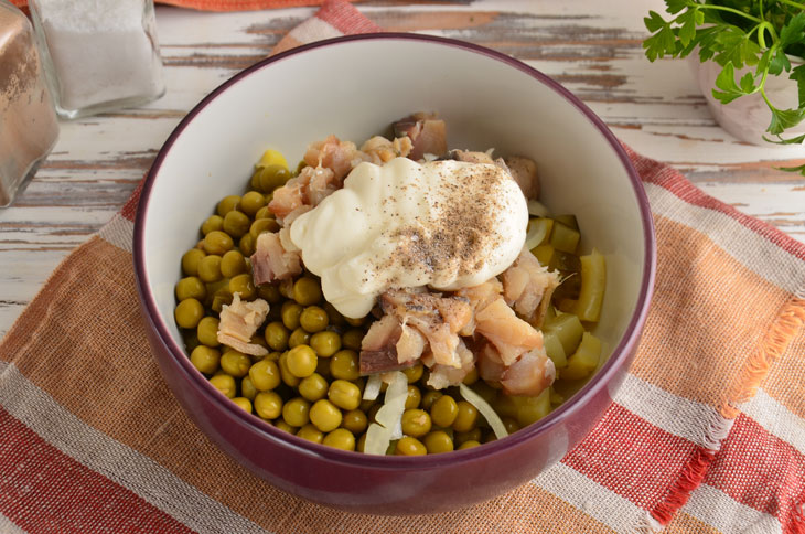 Winter salad with smoked mackerel - tasty and simple