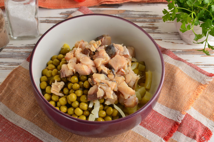 Winter salad with smoked mackerel - tasty and simple