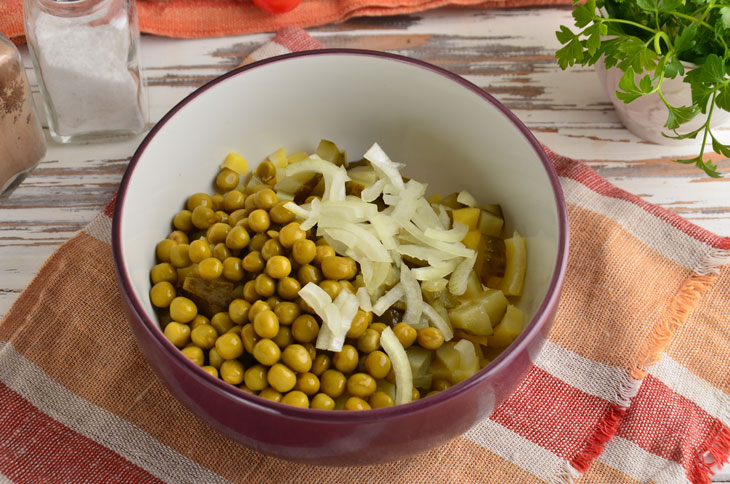 Winter salad with smoked mackerel - tasty and simple