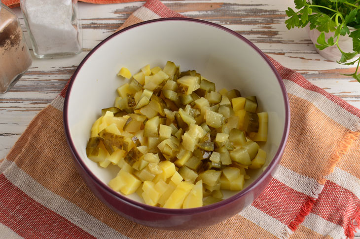 Winter salad with smoked mackerel - tasty and simple