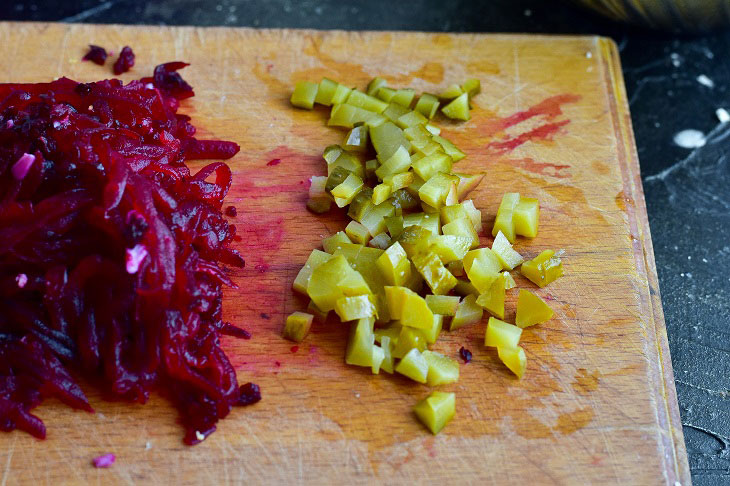 Delicious vegetable salad "Raisin" from inexpensive ingredients