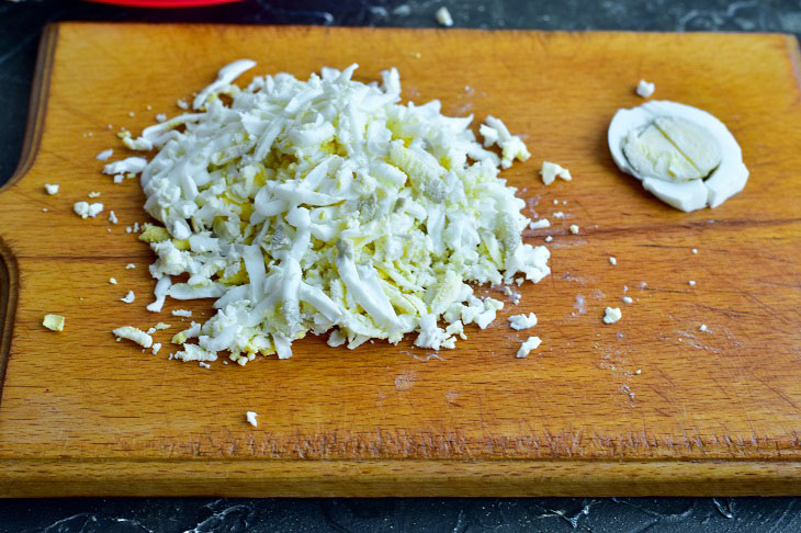 Delicious vegetable salad "Raisin" from inexpensive ingredients