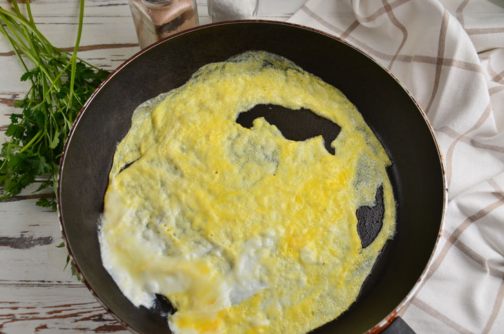 Salad "Mysterious" with egg pancakes - it conquers with its taste