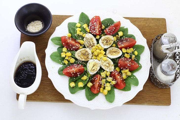 Salad "Flower" with tomatoes and quail eggs is a decoration for any table