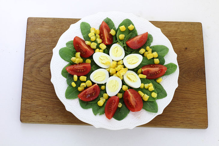 Salad "Flower" with tomatoes and quail eggs is a decoration for any table