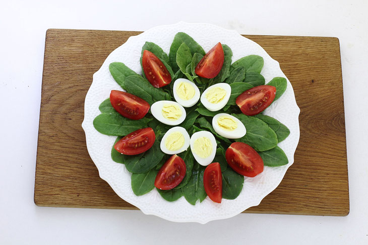 Salad "Flower" with tomatoes and quail eggs is a decoration for any table