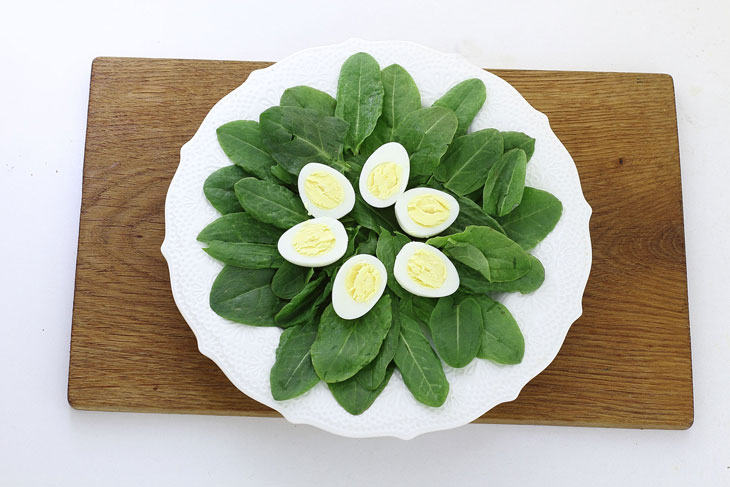 Salad "Flower" with tomatoes and quail eggs is a decoration for any table