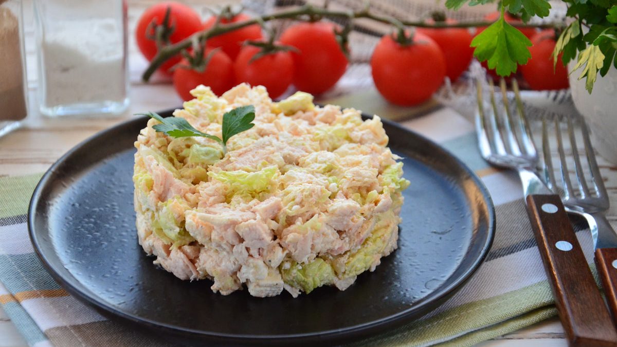 Salad “Snow White” with chicken and cheese – simple and tasty