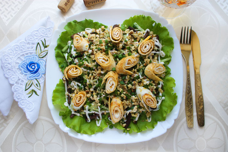 Roman salad with beef and egg rolls - incredibly tasty and beautiful