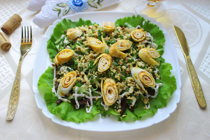 Roman salad with beef and egg rolls - incredibly tasty and beautiful