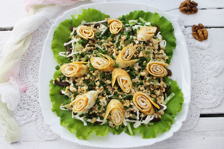 Roman salad with beef and egg rolls - incredibly tasty and beautiful