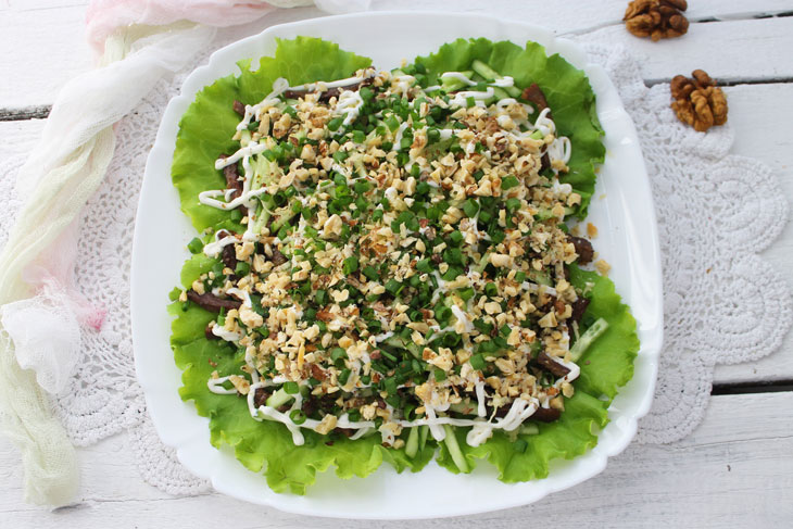 Roman salad with beef and egg rolls - incredibly tasty and beautiful