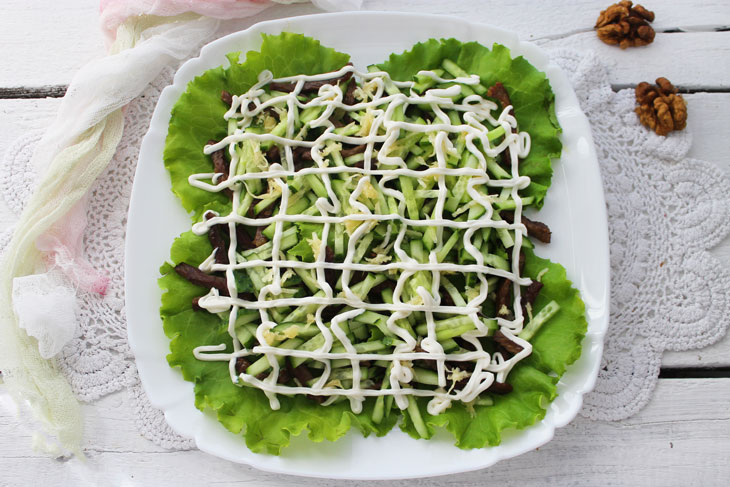 Roman salad with beef and egg rolls - incredibly tasty and beautiful