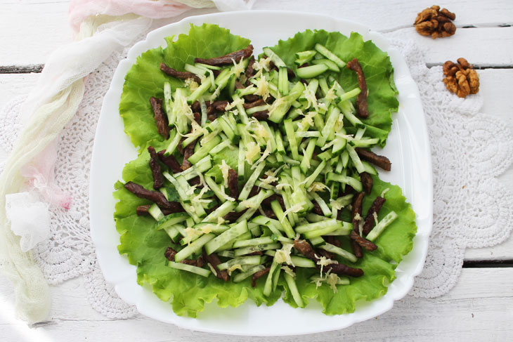 Roman salad with beef and egg rolls - incredibly tasty and beautiful