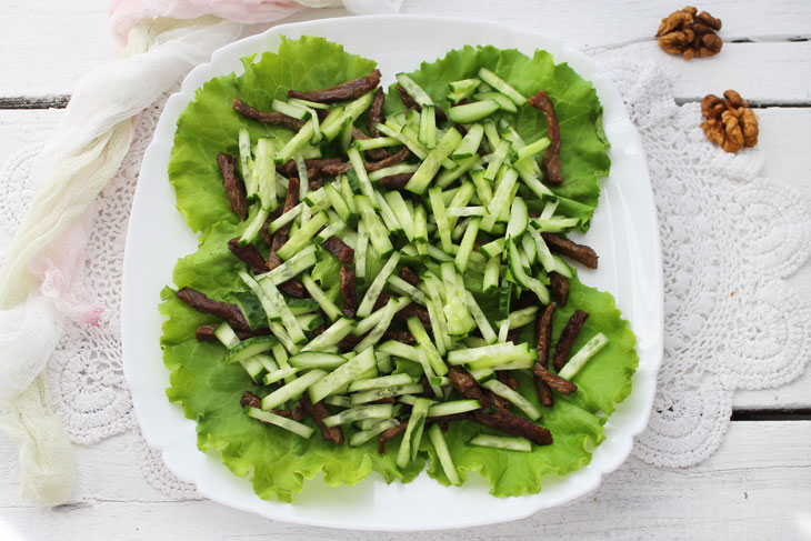 Roman salad with beef and egg rolls - incredibly tasty and beautiful