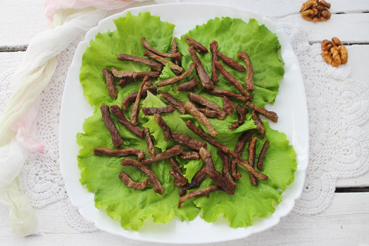 Roman salad with beef and egg rolls - incredibly tasty and beautiful