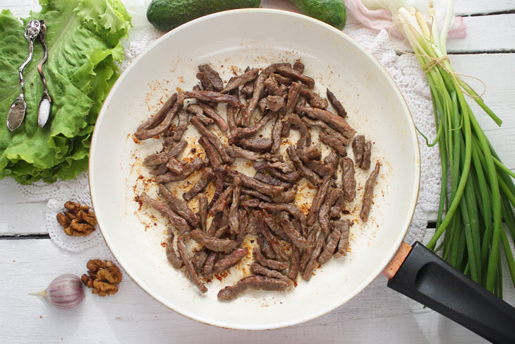 Roman salad with beef and egg rolls - incredibly tasty and beautiful