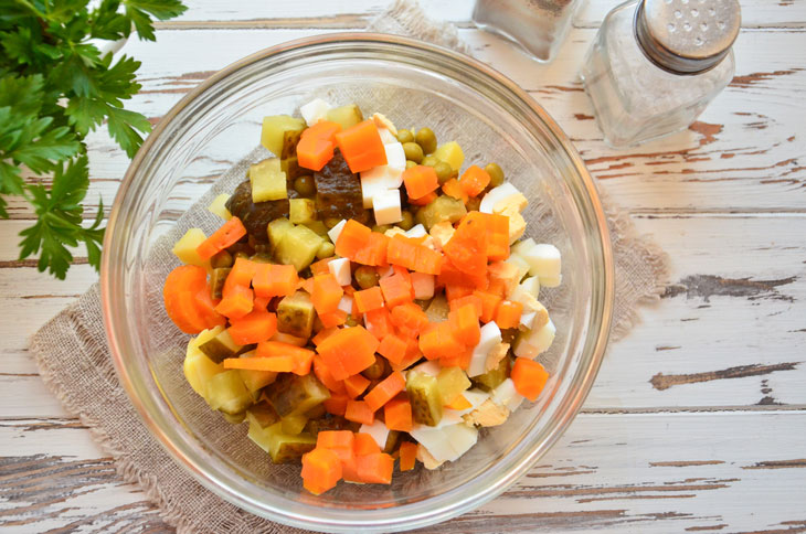 Salad "Capital" with chicken and crab sticks - simple and tasty