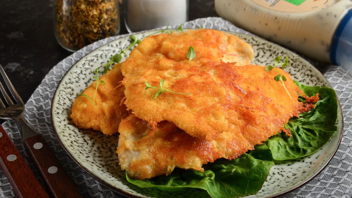 Chicken fillet in cheese breading – a crispy and fragrant dish