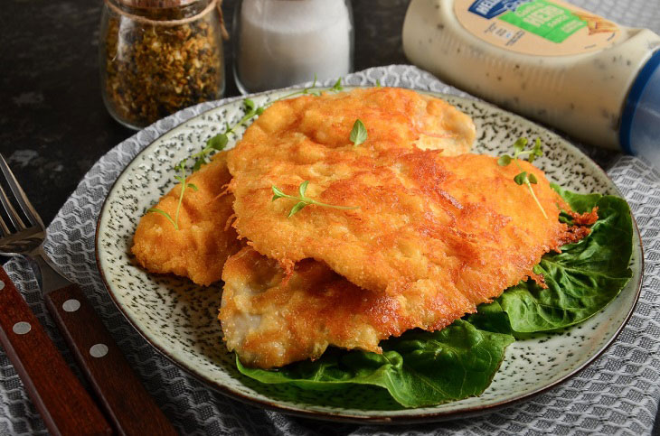 Chicken fillet in cheese breading - a crispy and fragrant dish