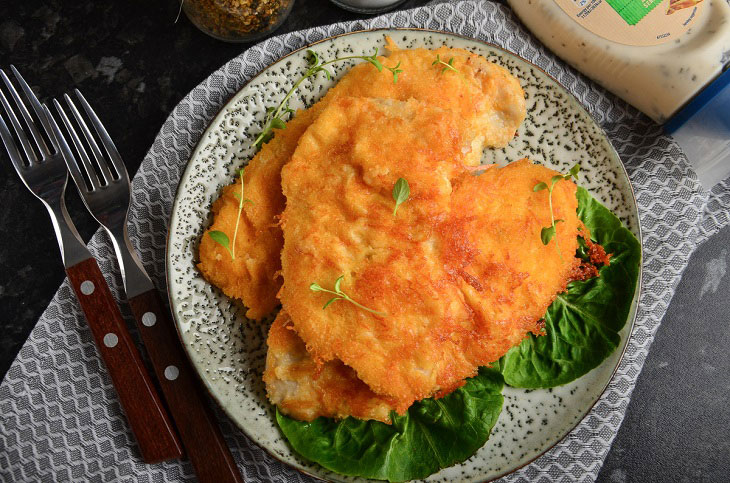 Chicken fillet in cheese breading - a crispy and fragrant dish