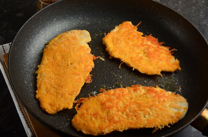 Chicken fillet in cheese breading - a crispy and fragrant dish