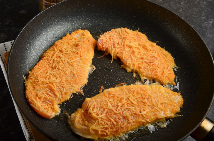 Chicken fillet in cheese breading - a crispy and fragrant dish