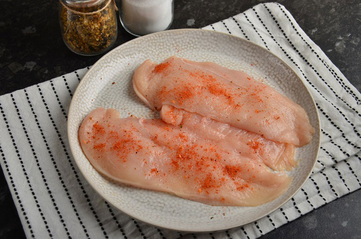 Chicken fillet in cheese breading - a crispy and fragrant dish