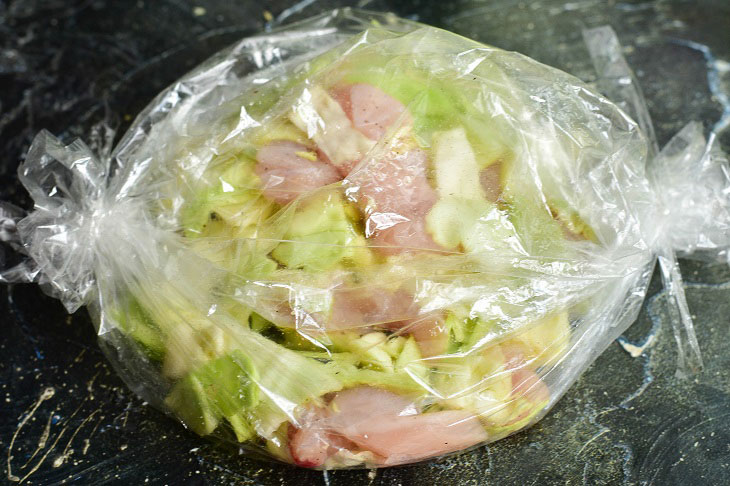 Cabbage with meat in the sleeve - a dietary summer recipe