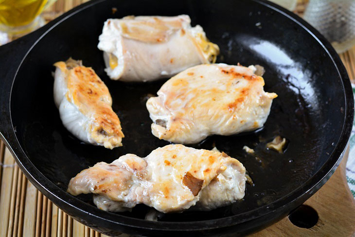 Chicken rolls with mushrooms in a pan - tasty and original