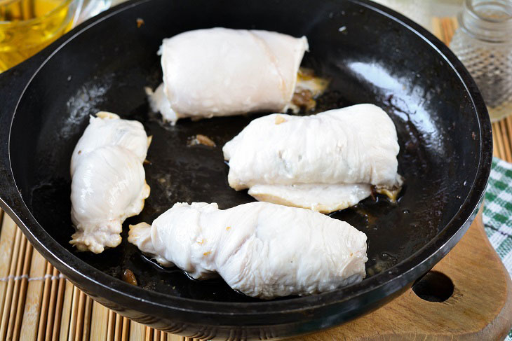 Chicken rolls with mushrooms in a pan - tasty and original