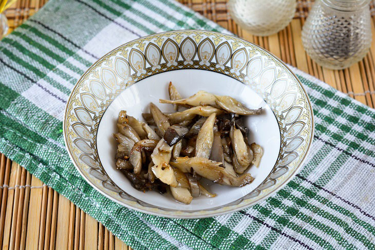 Chicken rolls with mushrooms in a pan - tasty and original